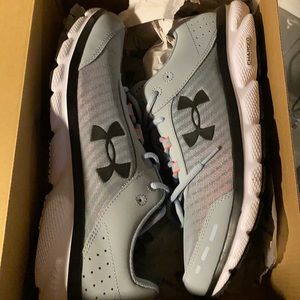Like new men’s UA sneakers